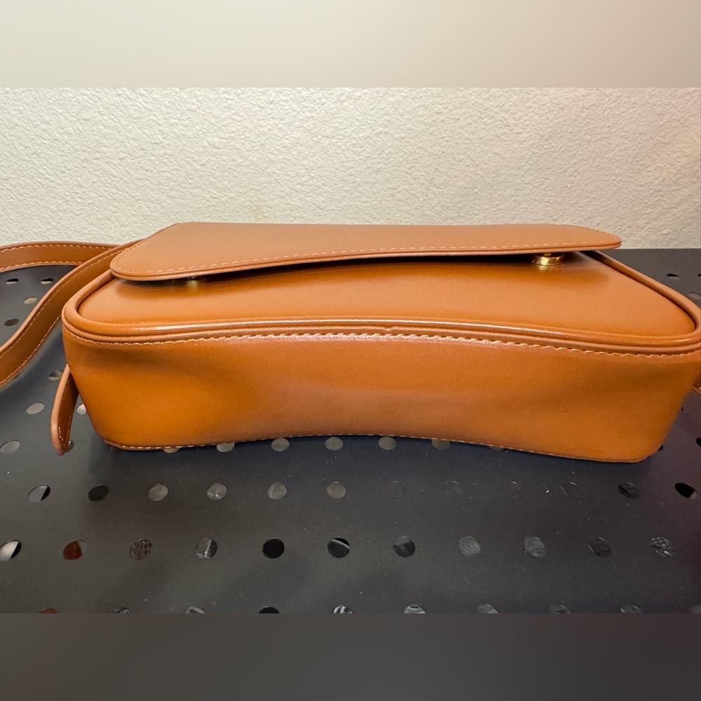 Elegant Tan Leather Shoulder Bag - Picture 5 of 6